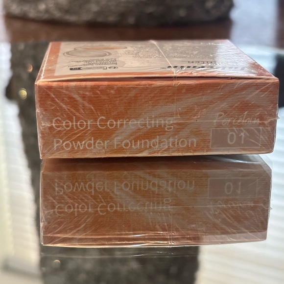 Balance Baked Foundation - porcelain - Picture 4 of 4